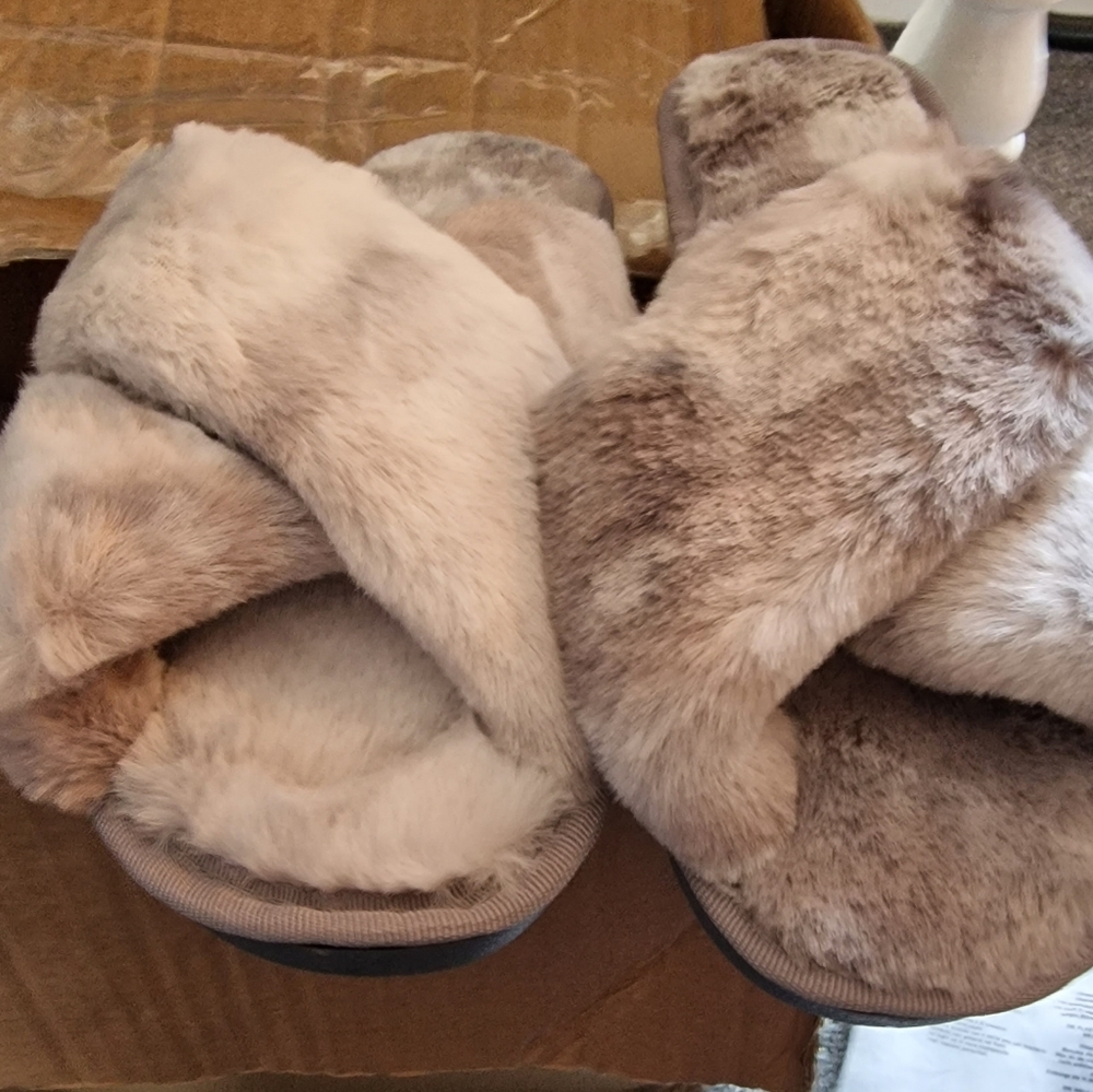 Ladies slippers - Picture 1 of 1
